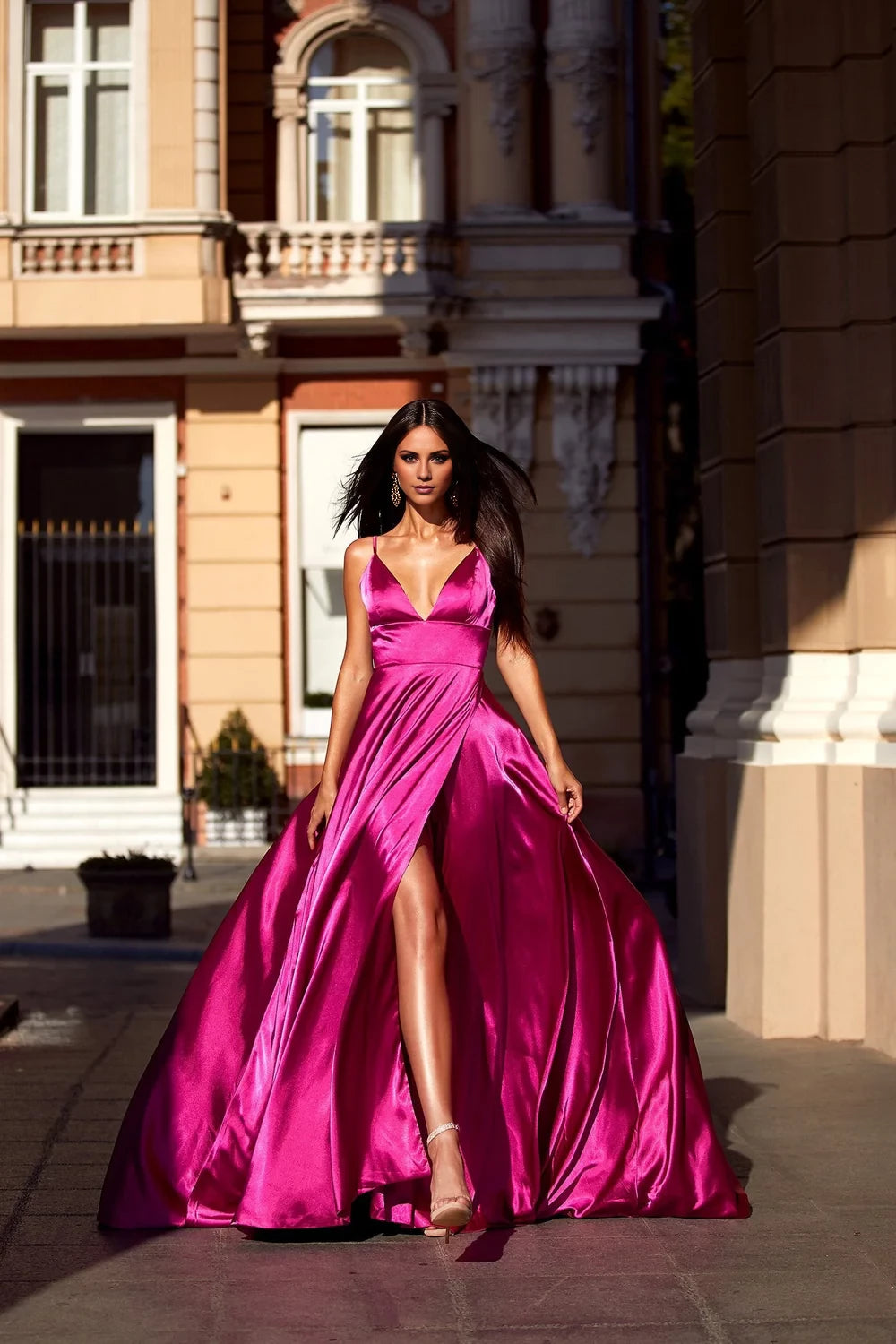 Vestido de noche largo hasta el suelo con escote en V profundo, sin mangas, tirantes finos en los hombros, espalda descubierta, abertura lateral 