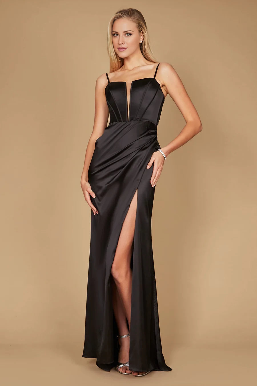 Vestido de fiesta largo hasta el suelo con escote en V profundo, tirantes finos en la espalda, abertura lateral 