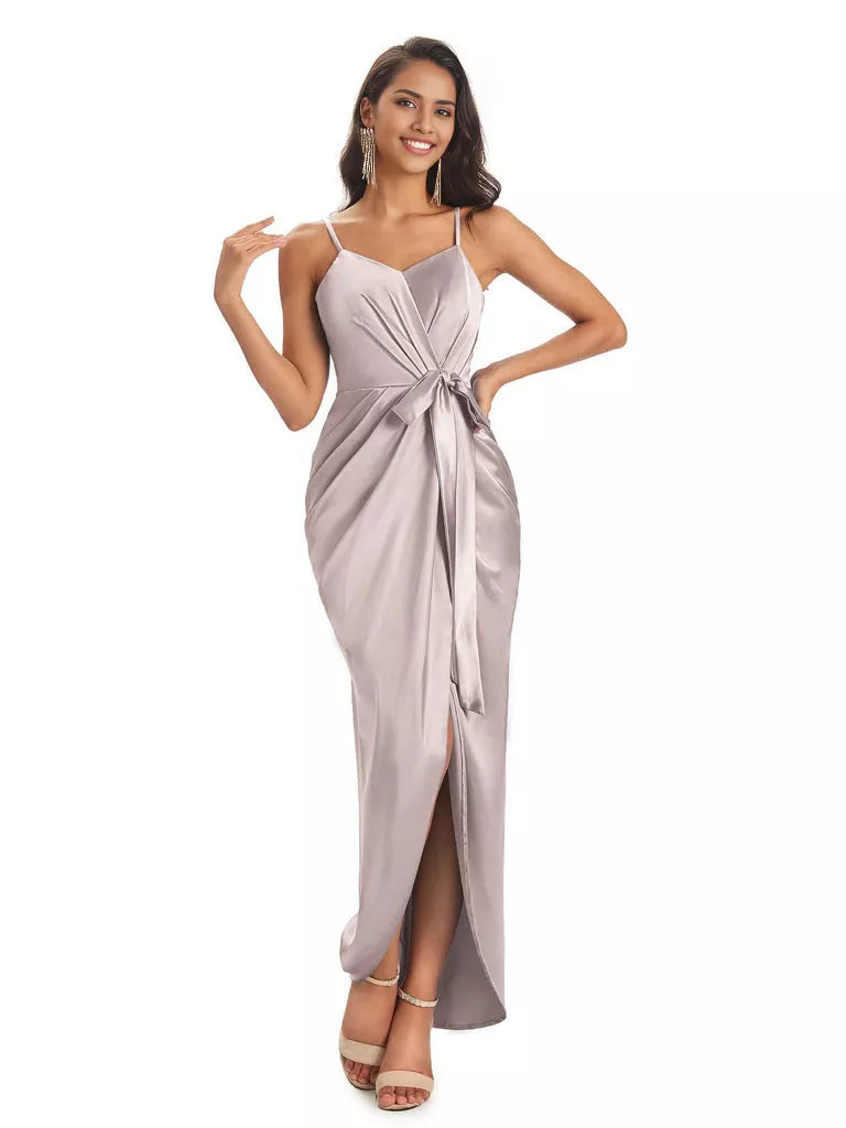 Vestidos de dama de honor asimétricos de satén suave con escote en V y tirantes finos de corte sirena