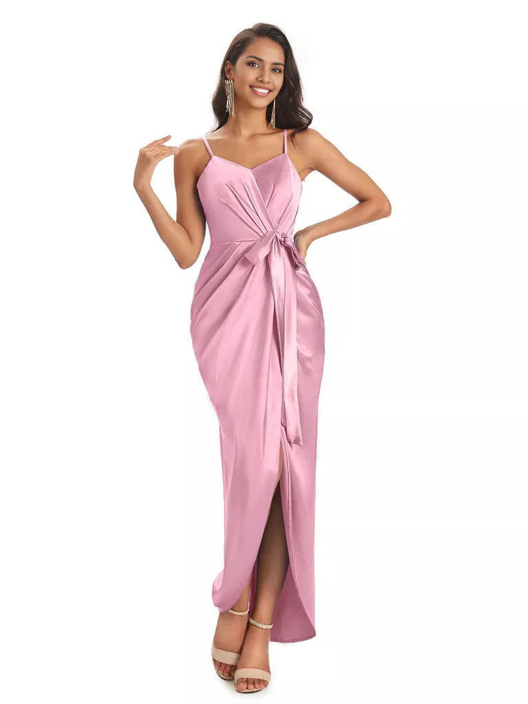 Vestidos de dama de honor asimétricos de satén suave con escote en V y tirantes finos de corte sirena