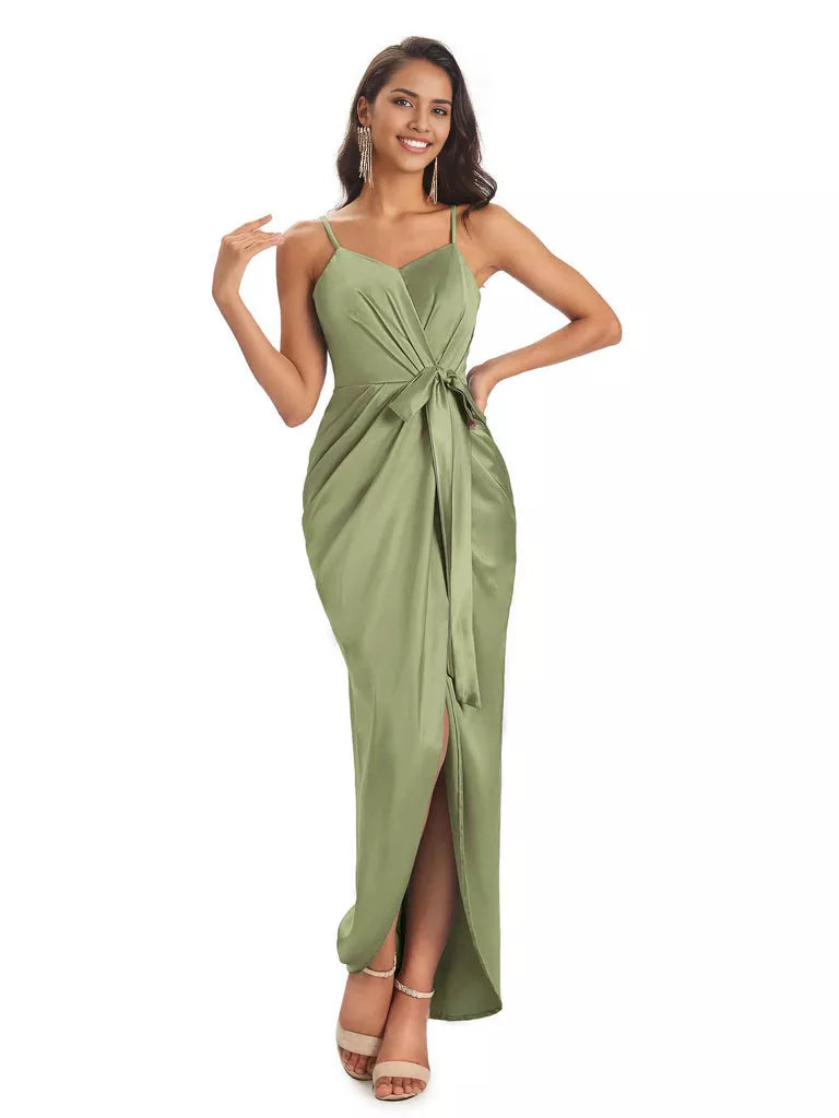 Vestidos de dama de honor asimétricos de satén suave con escote en V y tirantes finos de corte sirena