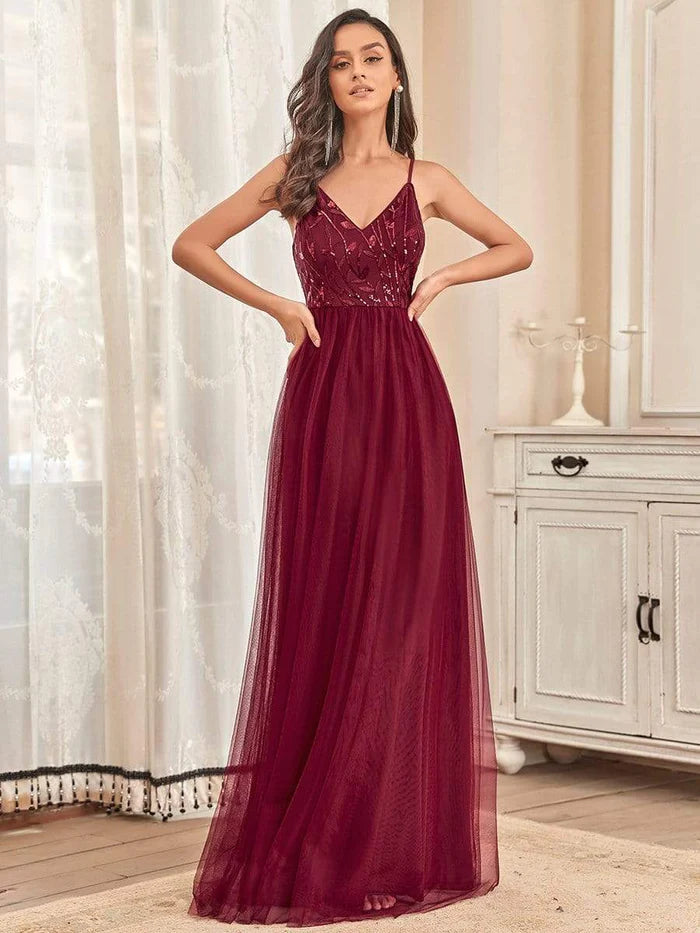 Vestido de noche de tul bordado hasta el suelo con tirantes finos y escote en V 