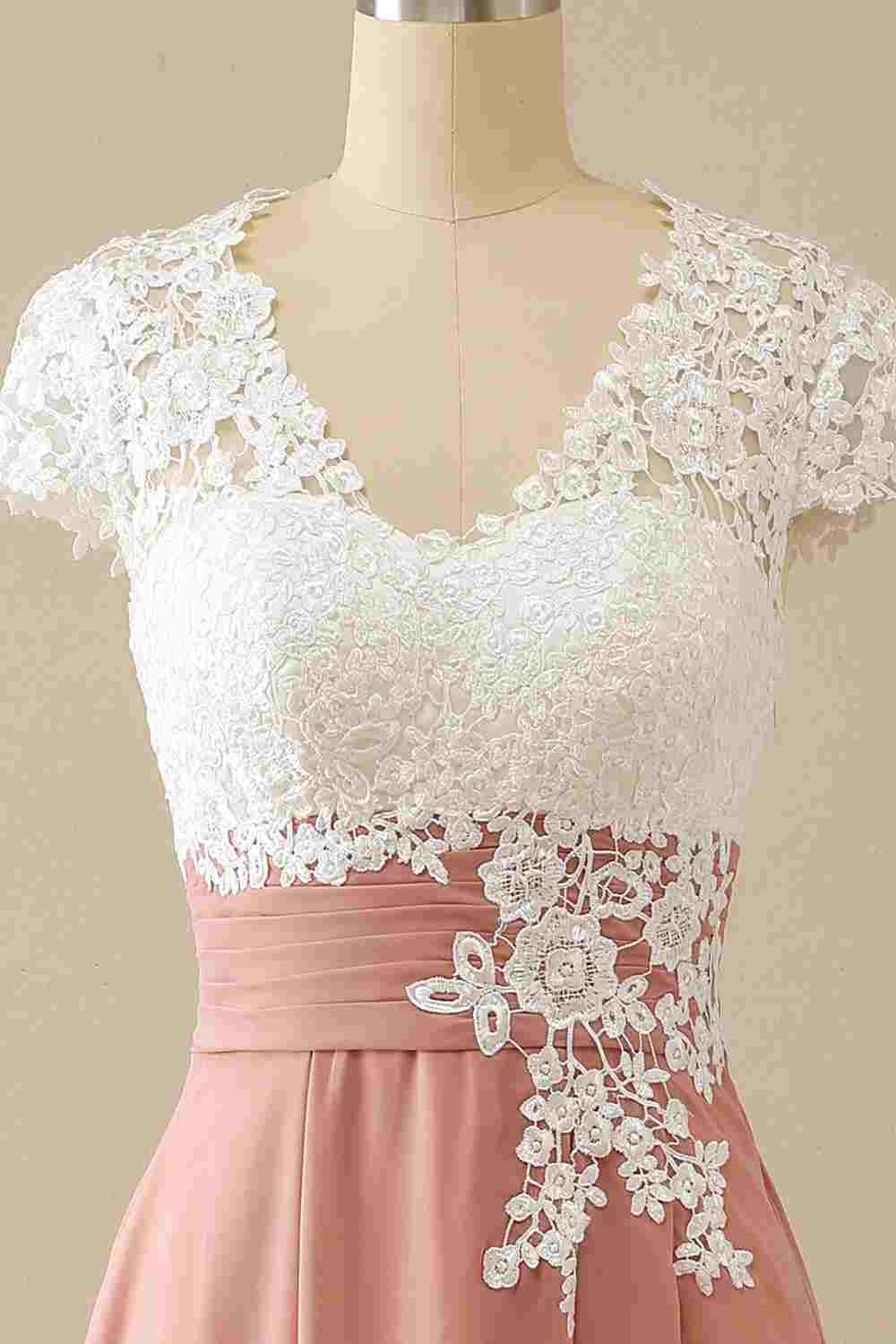 Vestido para madre de la novia con escote en V, encaje, gasa y mangas de sombrero.