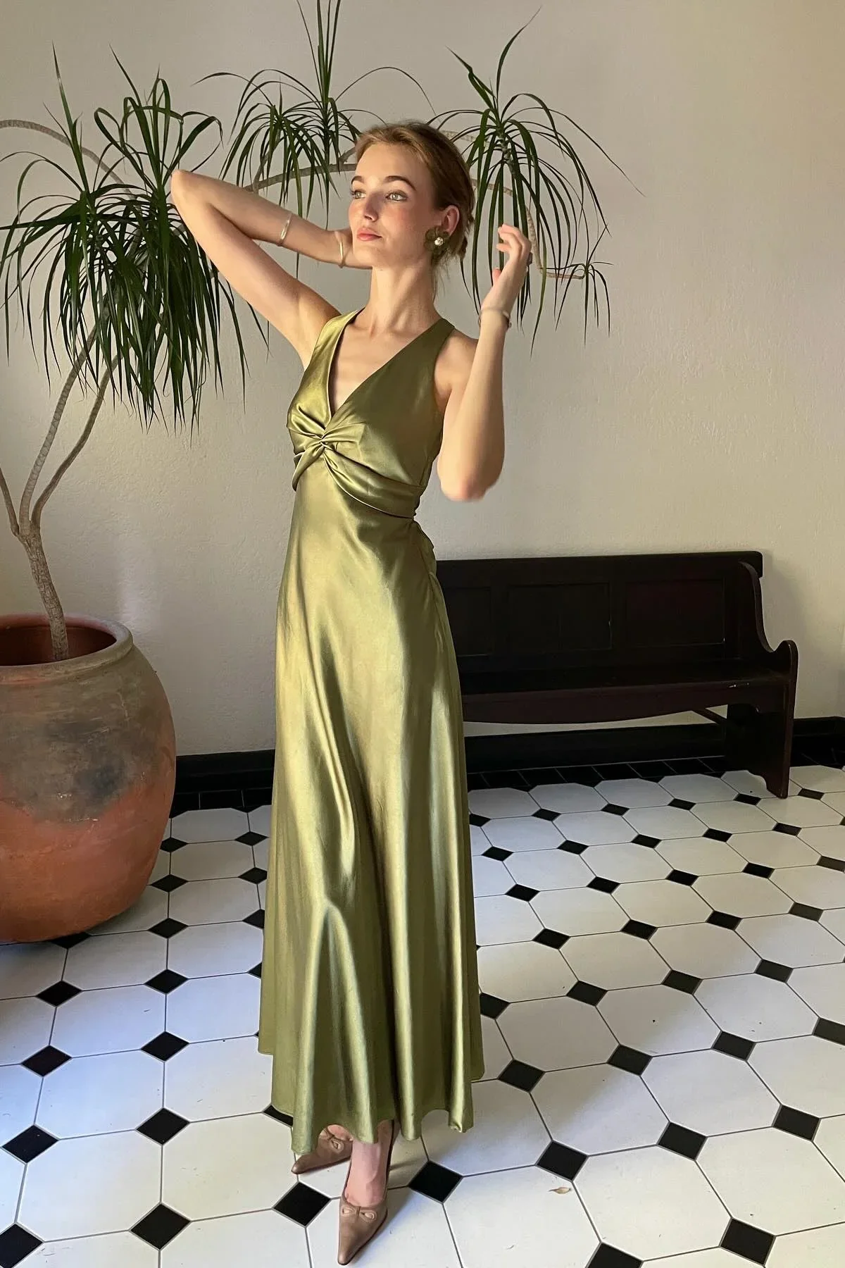 Elegant Mermaid Halter V-Neck Tie Back Floor-Length Satin Evening Dress