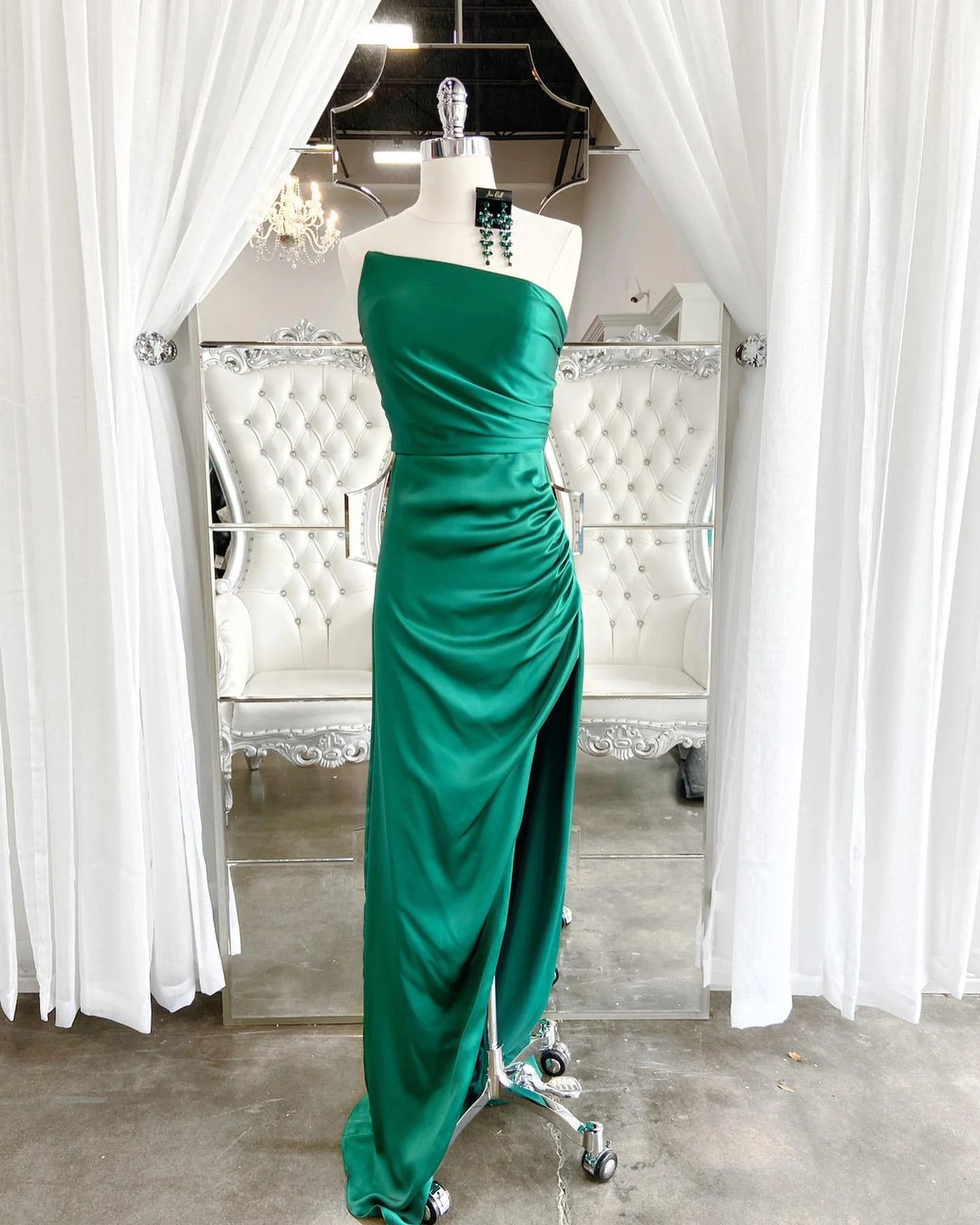 Elegant Mermaid Strapless Zipper-Back Floor-Length Satin Evening Dress