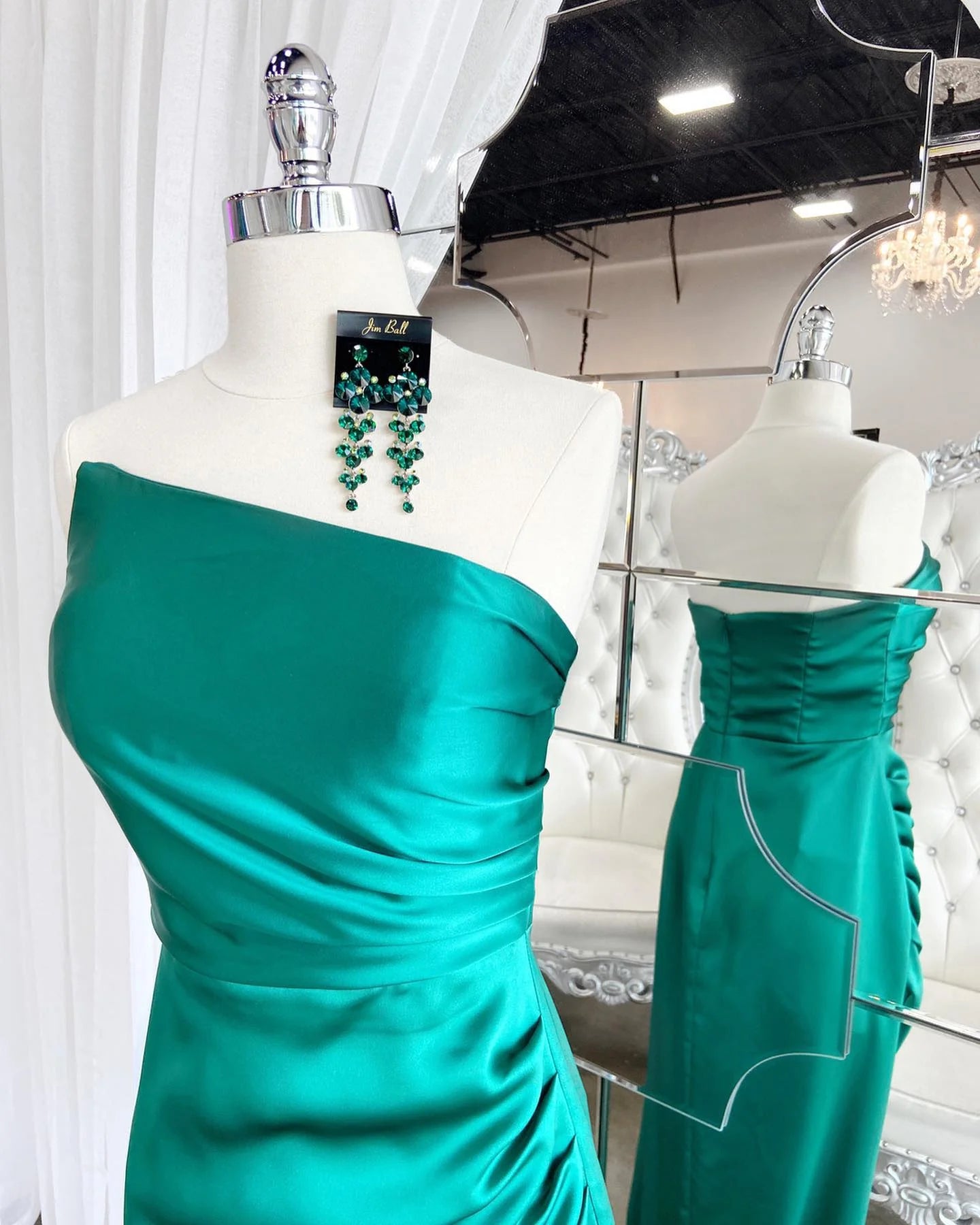 Elegant Mermaid Strapless Zipper-Back Floor-Length Satin Evening Dress