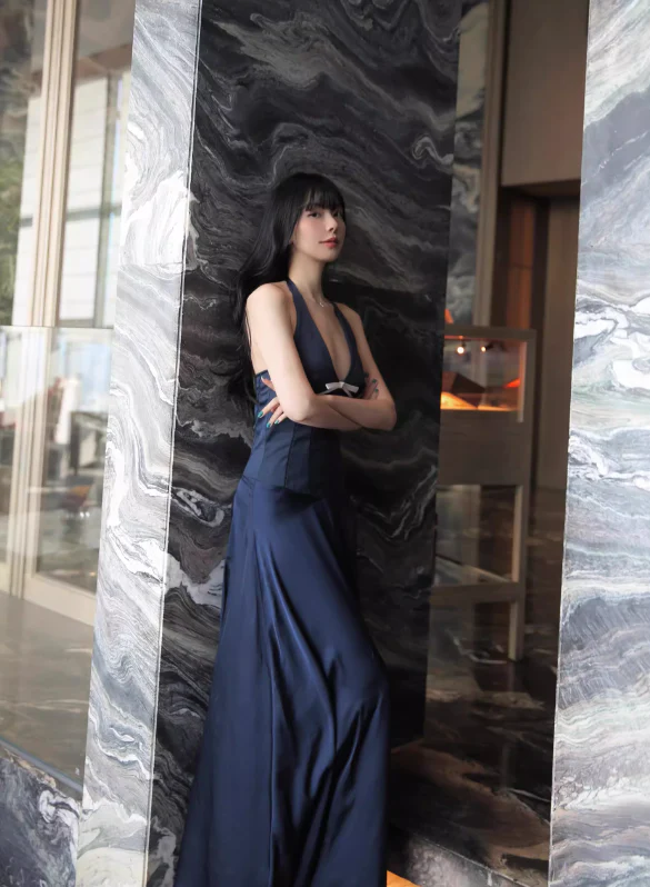 Elegant Satin Evening Dress Halter Deep V-Neck Sleeveless Bow Detail Floor-Length