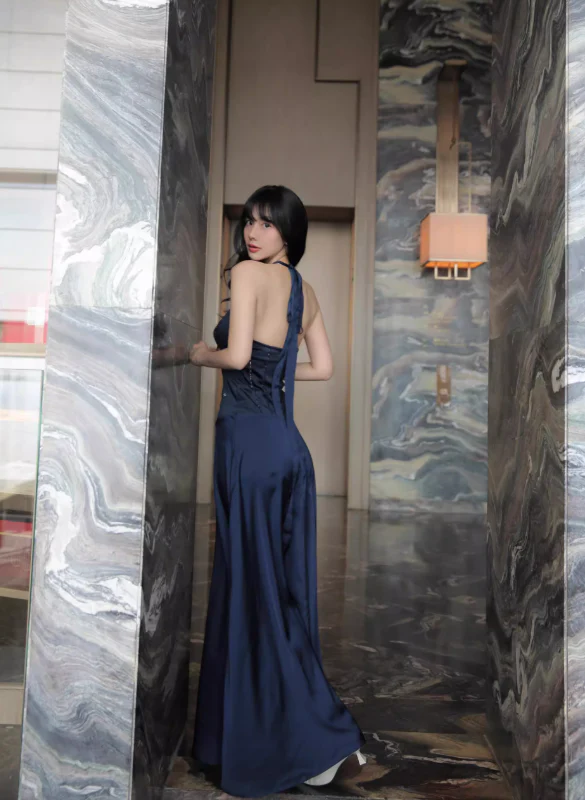 Elegant Satin Evening Dress Halter Deep V-Neck Sleeveless Bow Detail Floor-Length