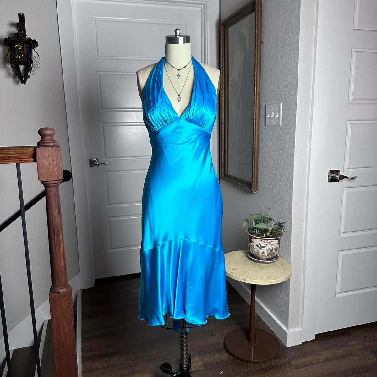 Elegant Sheath Halter V-Neck Sleeveless Open-Back Midi Homecoming Dresses with Ruched Bust and Flared Hem
