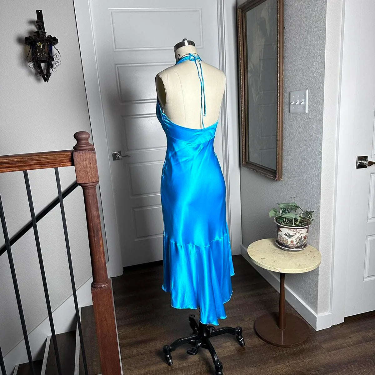 Elegant Sheath Halter V-Neck Sleeveless Open-Back Midi Homecoming Dresses with Ruched Bust and Flared Hem