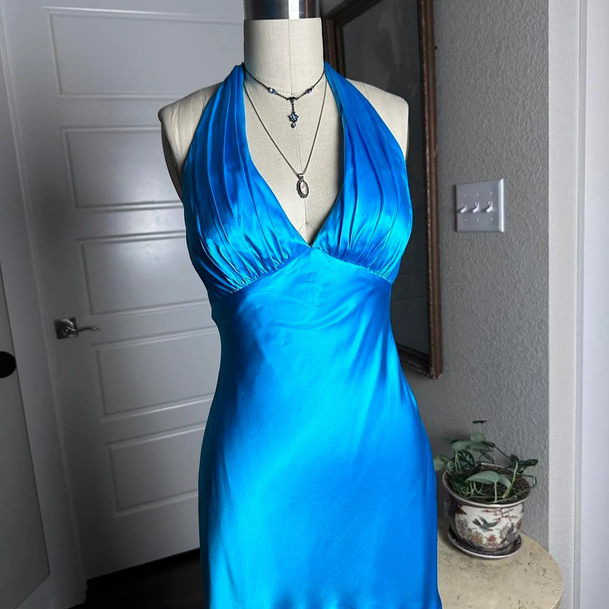Elegant Sheath Halter V-Neck Sleeveless Open-Back Midi Homecoming Dresses with Ruched Bust and Flared Hem