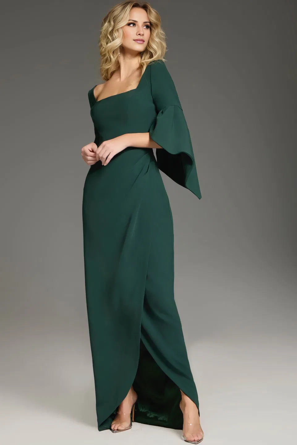 Elegante vestido de noche con mangas acampanadas y largo hasta el suelo. 