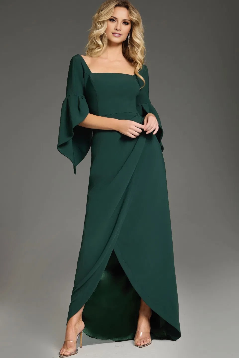 Elegante vestido de noche con mangas acampanadas y largo hasta el suelo. 