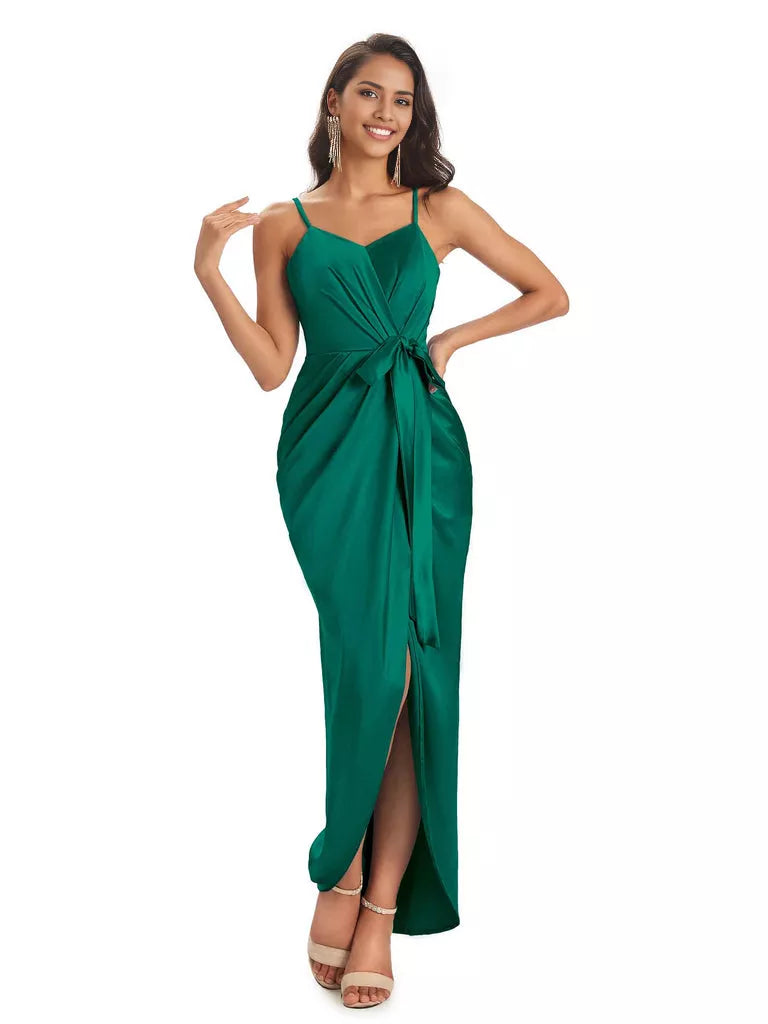Vestidos de dama de honor asimétricos de satén suave con escote en V y tirantes finos de corte sirena