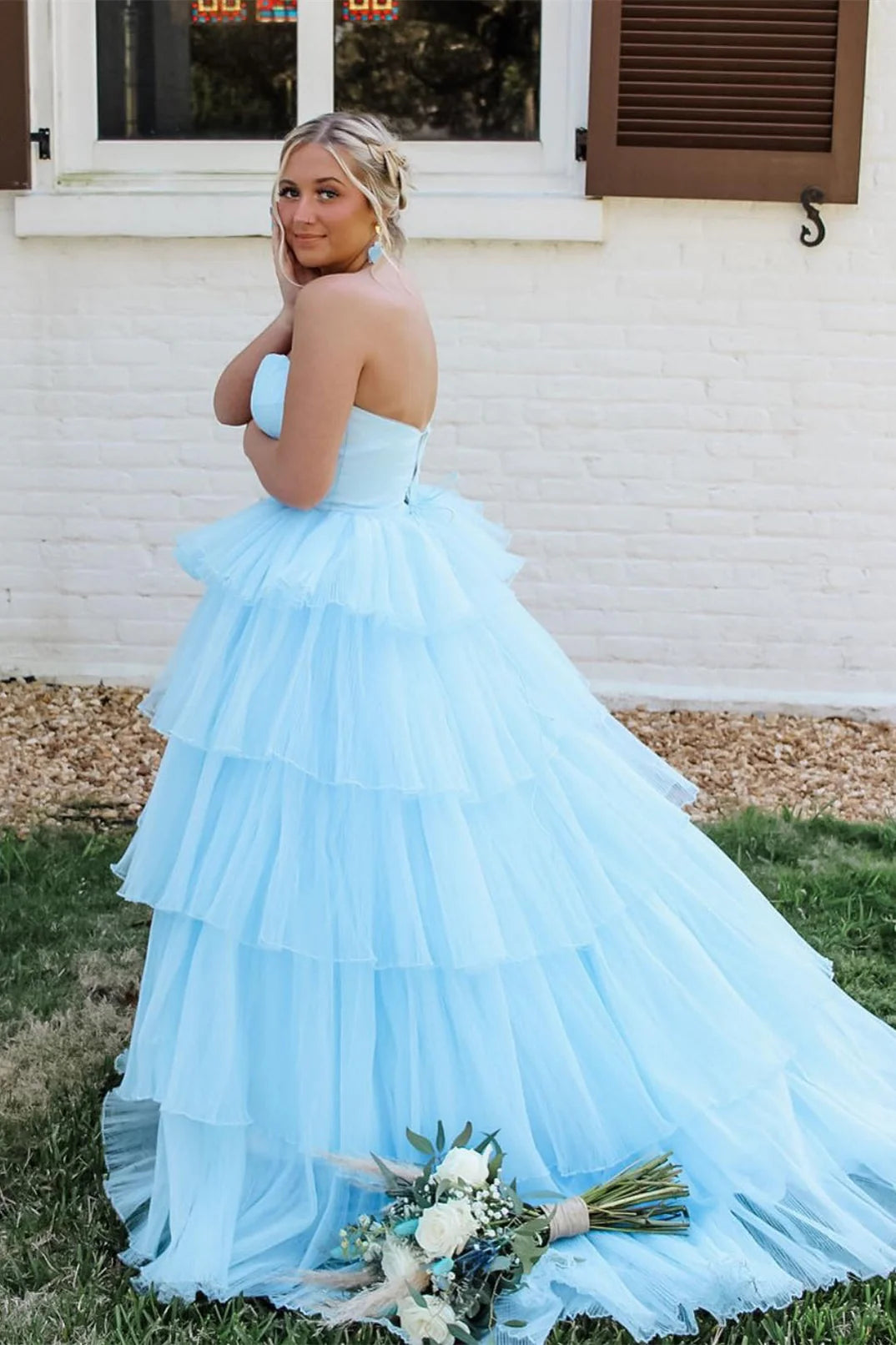 Enchanting Strapless Sweetheart Tiered Tulle Ball Gown Prom Dress with Dramatic Train