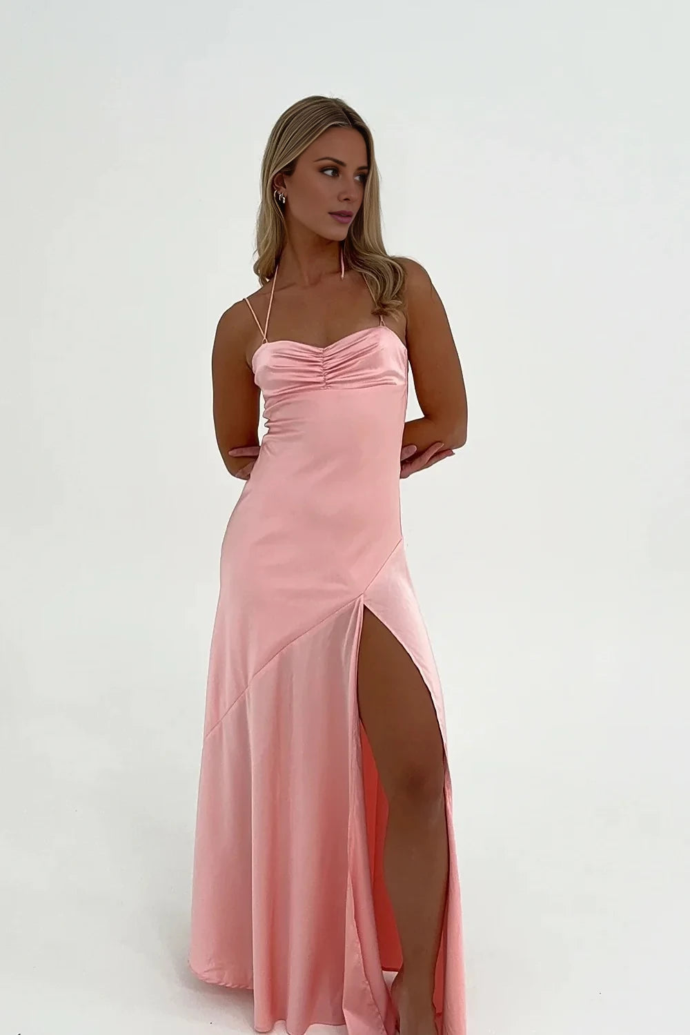 Vestido de fiesta largo rosa con abertura frontal y tirantes finos y minimalista de Jimiss