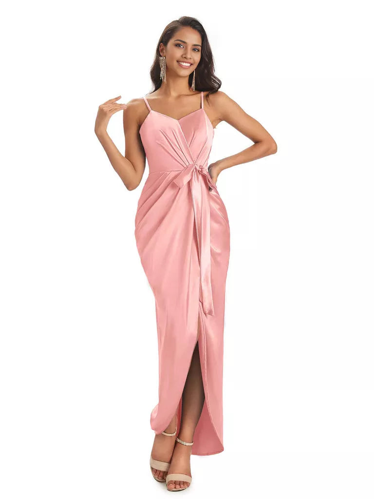 Vestidos de dama de honor asimétricos de satén suave con escote en V y tirantes finos de corte sirena