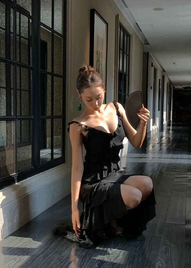 Flirty ruffled mermaid V-neck spaghetti-strap open-back slit midi evening dress