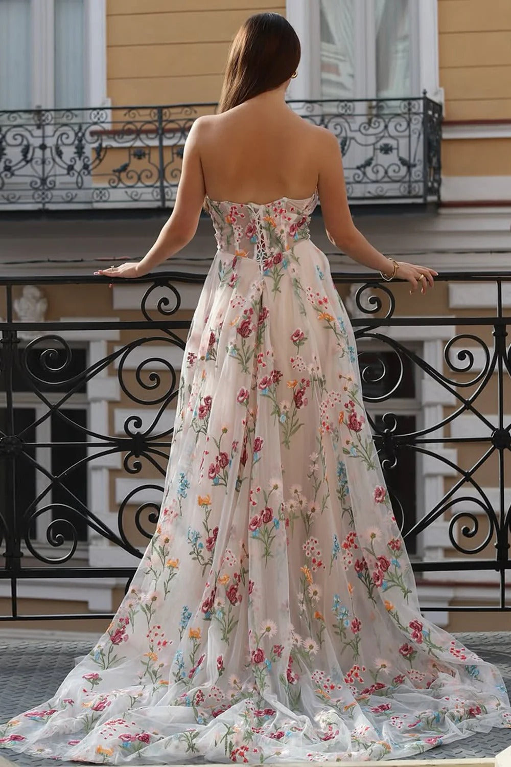 Floral Embroidered Strapless Tulle Gown – Sweetheart Neckline Formal Dress with Train
