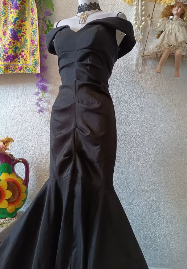 Form-fitting mermaid off-the-shoulder sweetheart sleeveless ruched floor-length evening dress