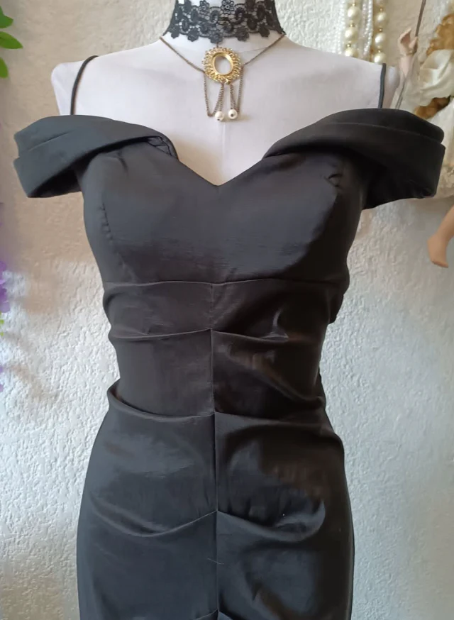 Form-fitting mermaid off-the-shoulder sweetheart sleeveless ruched floor-length evening dress