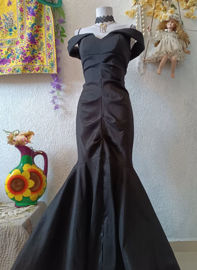 Form-fitting mermaid off-the-shoulder sweetheart sleeveless ruched floor-length evening dress