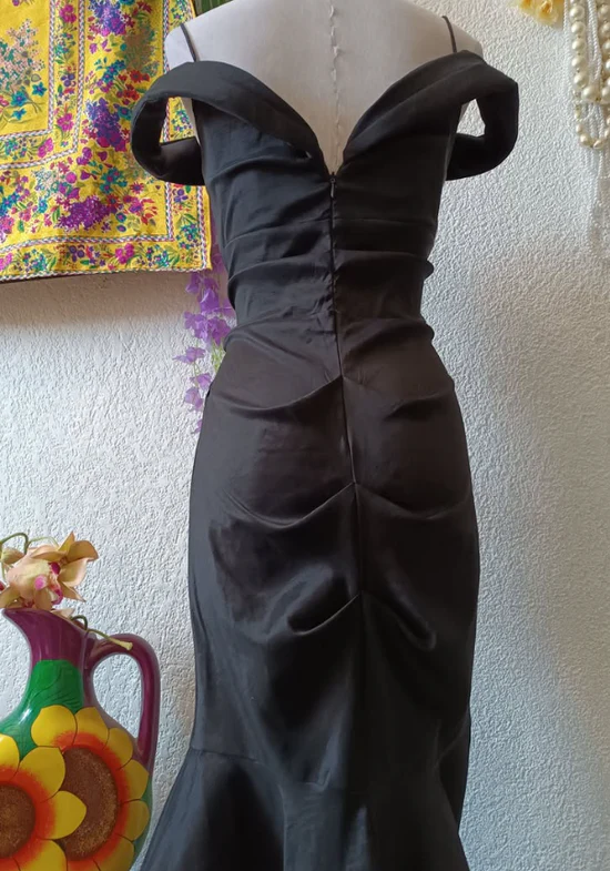 Form-fitting mermaid off-the-shoulder sweetheart sleeveless ruched floor-length evening dress