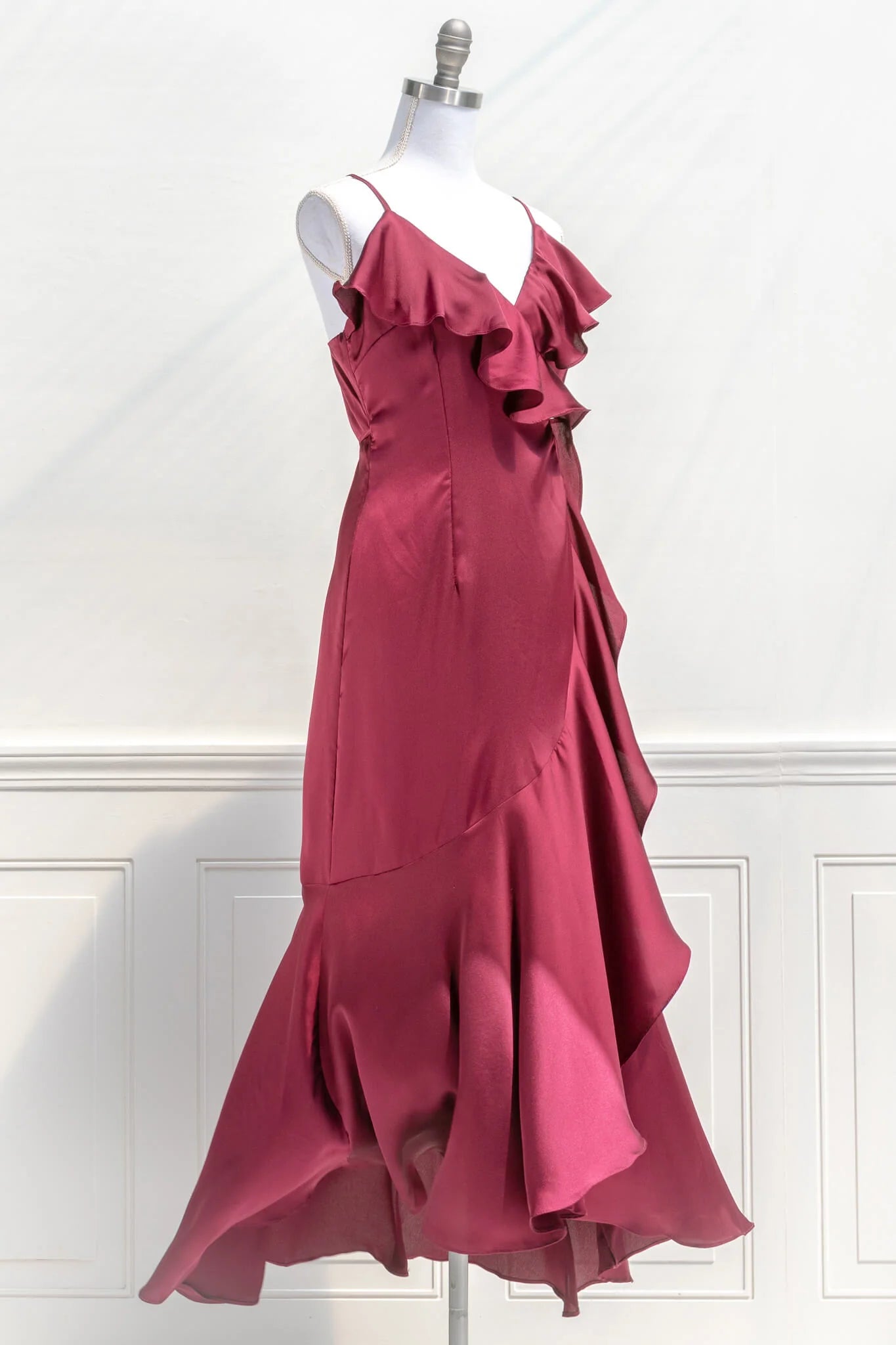 Elegante vestido de fiesta de satén con escote en V, tirantes finos y hombros descubiertos, sin espalda