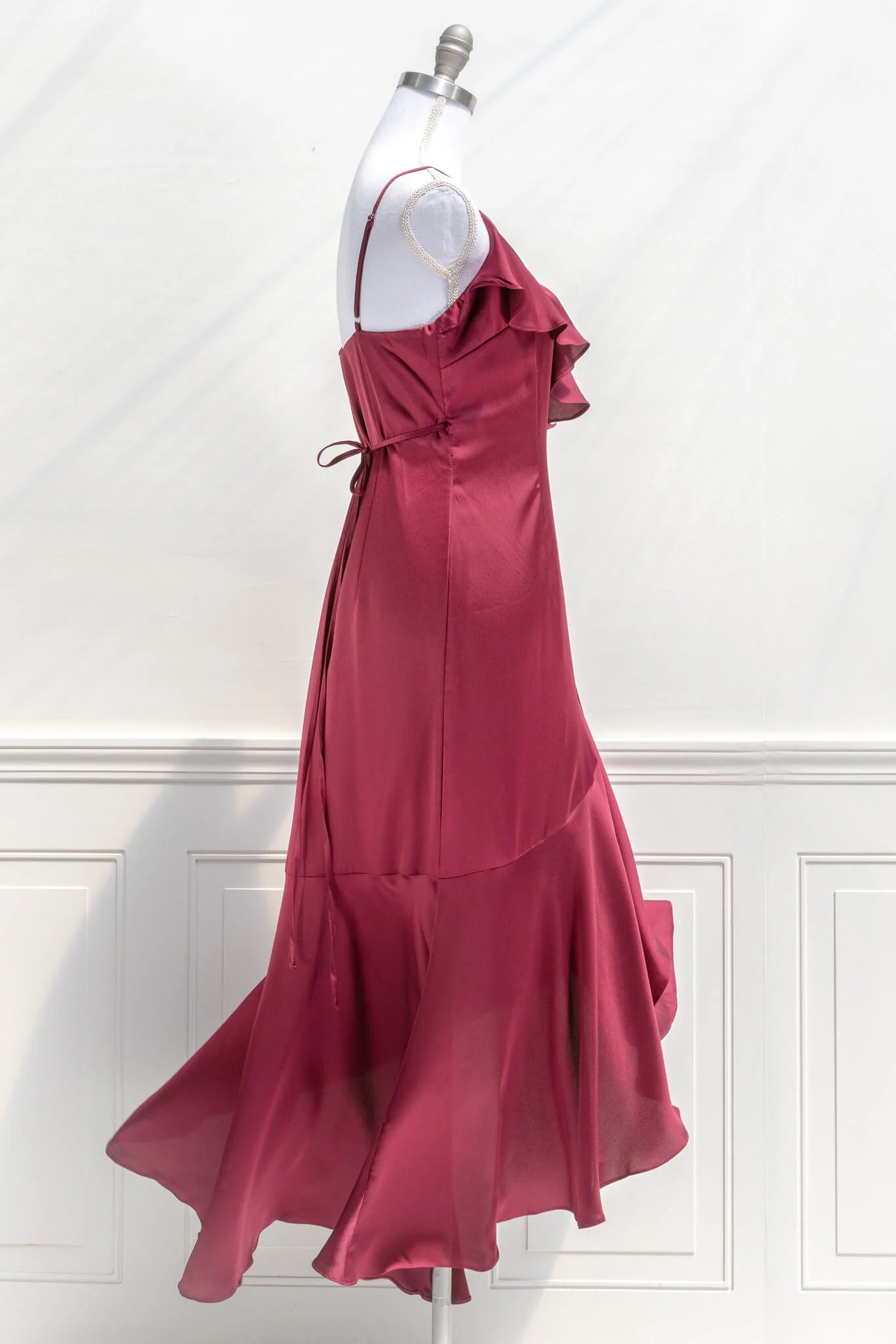 Elegante vestido de fiesta de satén con escote en V, tirantes finos y hombros descubiertos, sin espalda