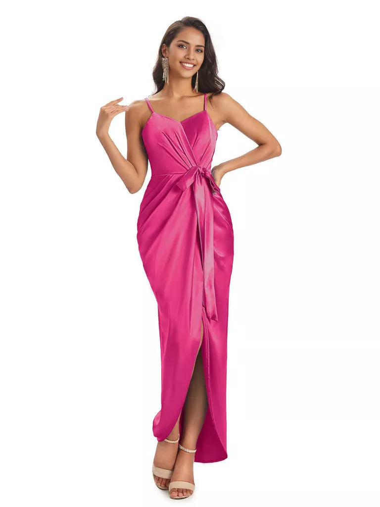 Vestidos de dama de honor asimétricos de satén suave con escote en V y tirantes finos de corte sirena