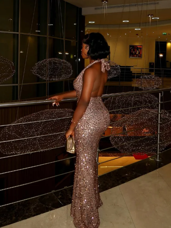 Glamorous Mermaid Halter V-Neck Open Back Floor-Length Sequin Evening Dress
