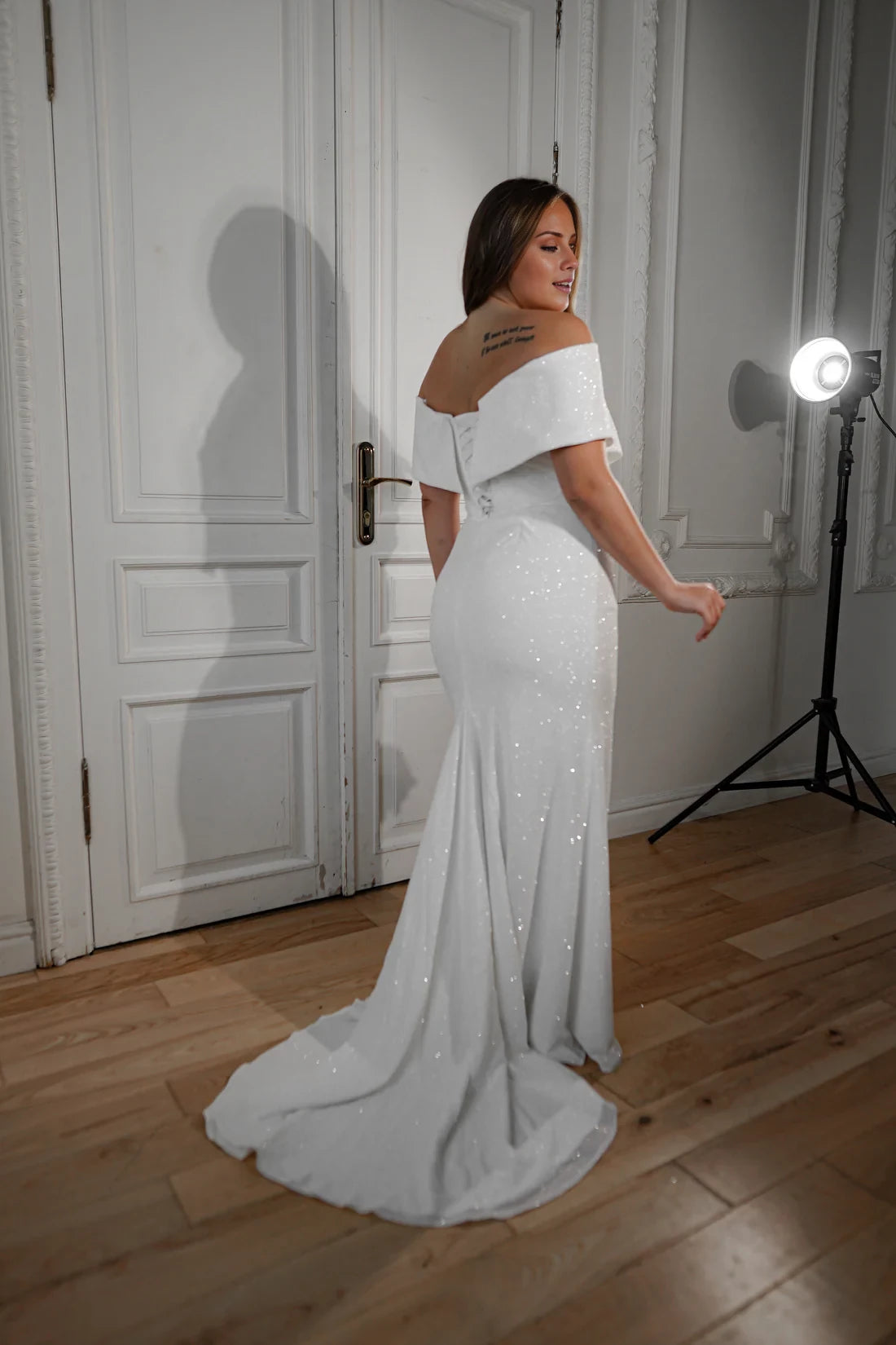 White Glitter Off-the-Shoulder Sheath/Column Floor-Length Gown