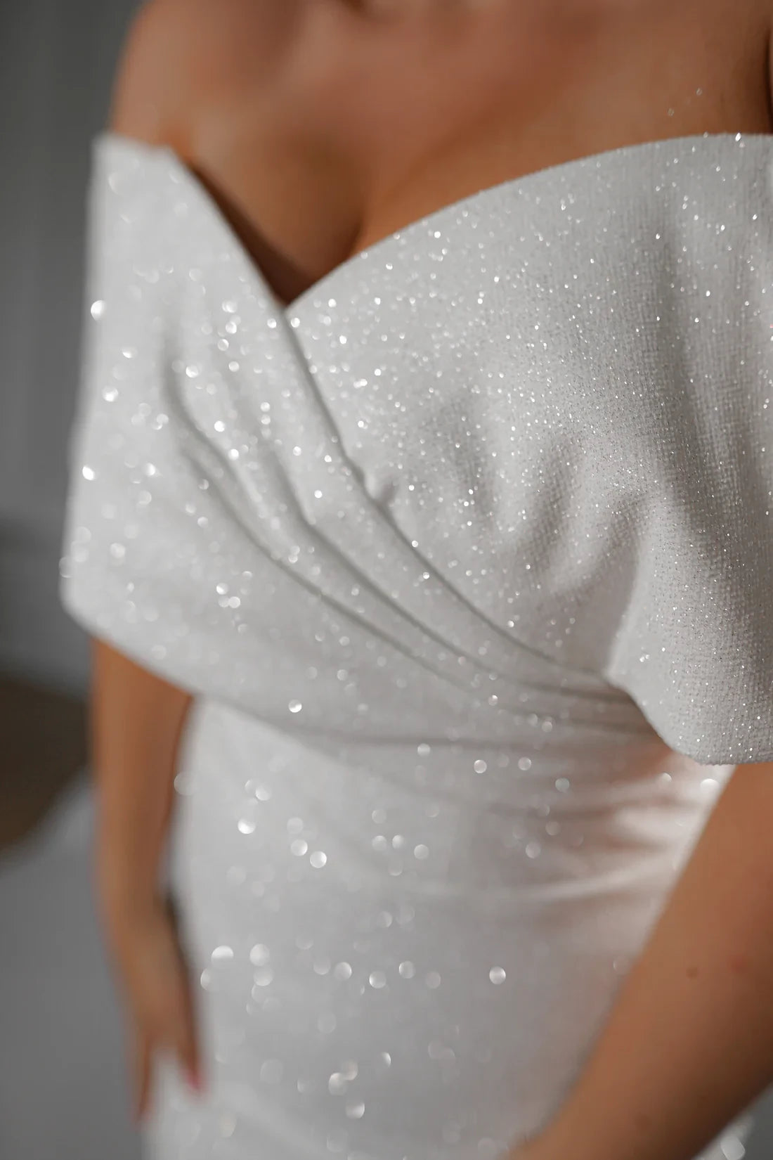 White Glitter Off-the-Shoulder Sheath/Column Floor-Length Gown