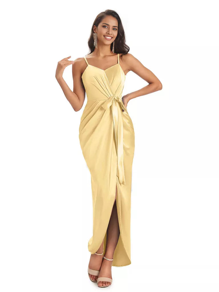Vestidos de dama de honor asimétricos de satén suave con escote en V y tirantes finos de corte sirena