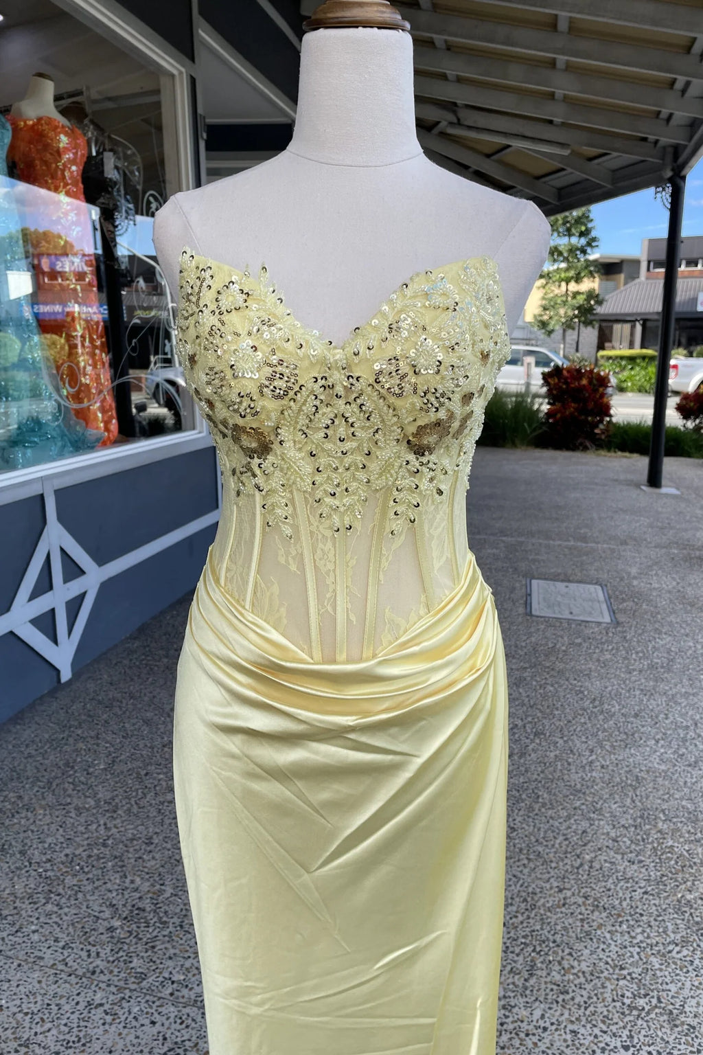 Daffodil Satin Sweetheart Sheath/column Floor-Length Dress