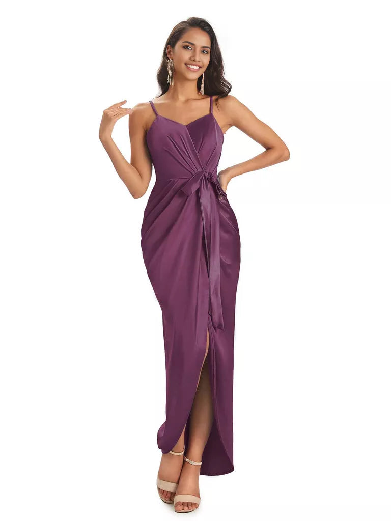 Vestidos de dama de honor asimétricos de satén suave con escote en V y tirantes finos de corte sirena