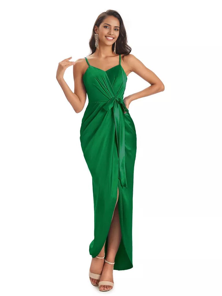 Vestidos de dama de honor asimétricos de satén suave con escote en V y tirantes finos de corte sirena