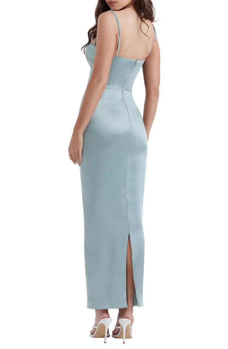 Elegante vestido de noche largo sin espalda de satén con tirantes finos y hombros descubiertos