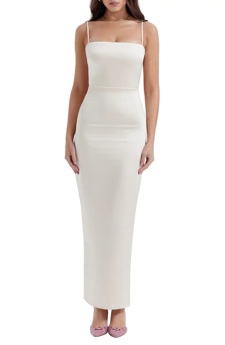 Elegante vestido de noche largo sin espalda de satén con tirantes finos y hombros descubiertos