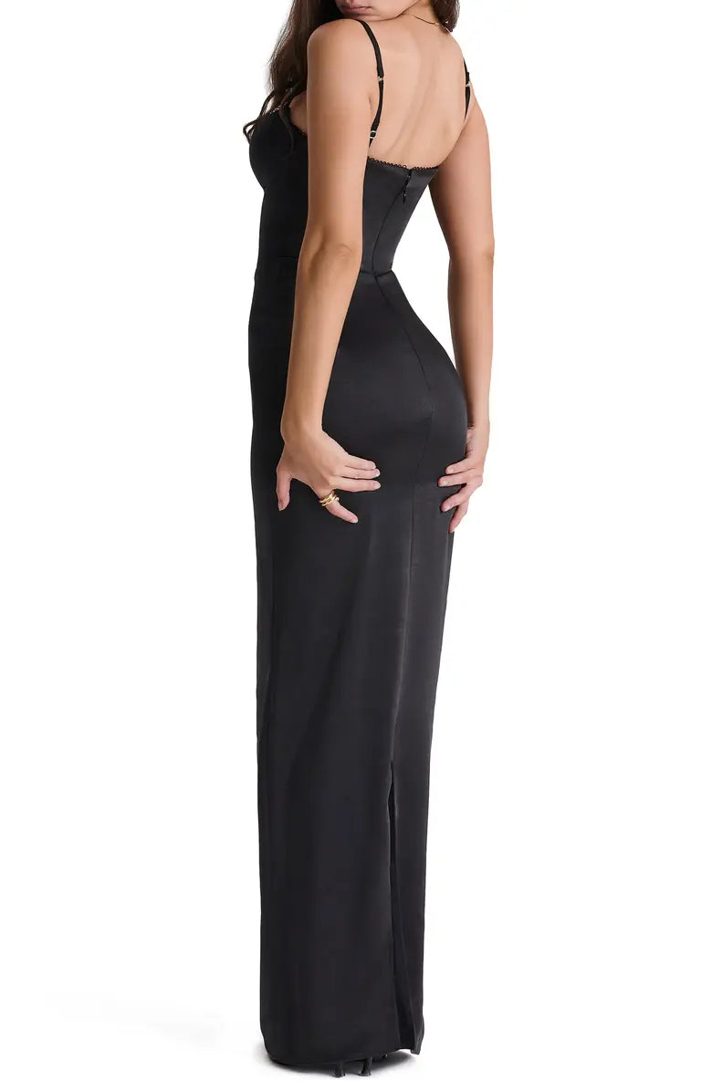 Elegante vestido de fiesta con tirantes finos, hombros descubiertos, corsé ajustado de satén, sin espalda y largo hasta el suelo