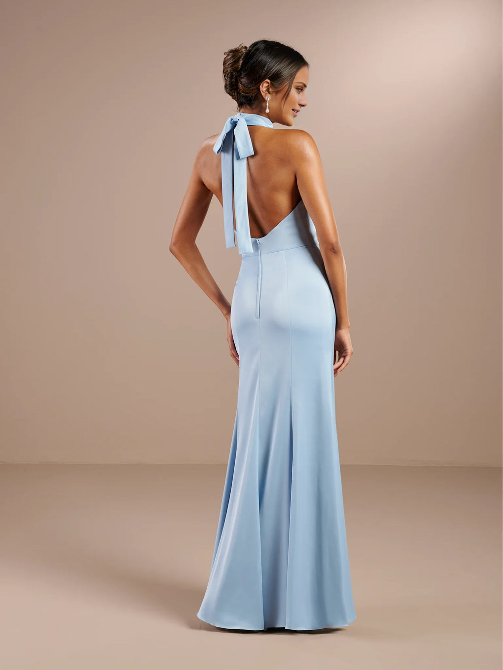 Vestido de noche largo hasta el suelo, sin mangas, con hombros descubiertos y cuello colgante 