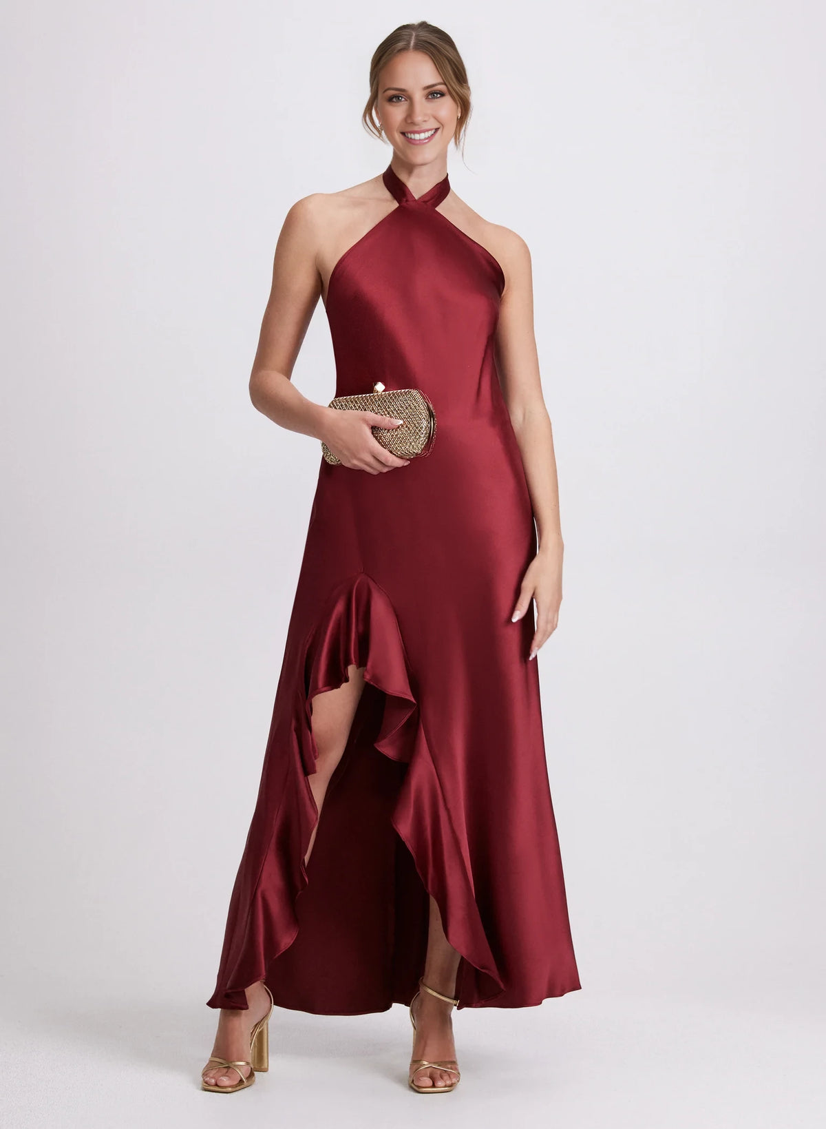 Vestido de fiesta largo hasta el suelo, de satén, sin mangas, con cuello colgante, hombros descubiertos, espalda descubierta y abertura lateral. 