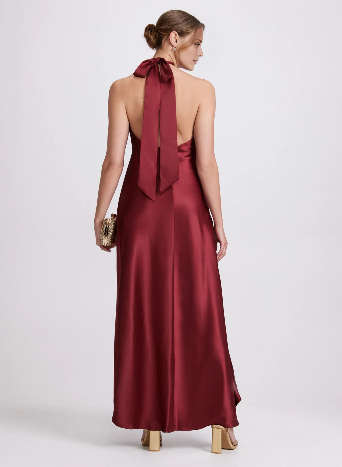 Vestido de fiesta largo hasta el suelo, de satén, sin mangas, con cuello colgante, hombros descubiertos, espalda descubierta y abertura lateral. 