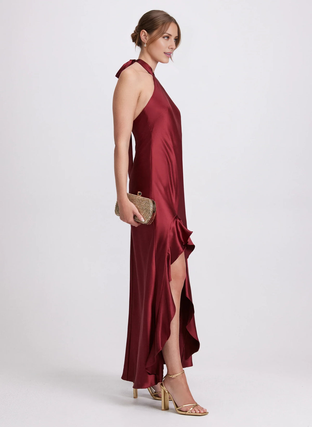 Vestido de fiesta largo hasta el suelo, de satén, sin mangas, con cuello colgante, hombros descubiertos, espalda descubierta y abertura lateral. 