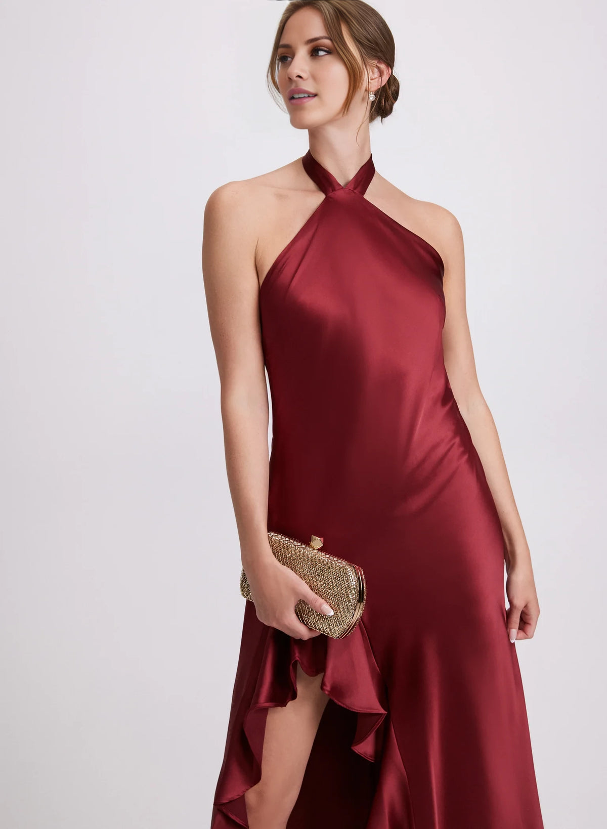 Vestido de fiesta largo hasta el suelo, de satén, sin mangas, con cuello colgante, hombros descubiertos, espalda descubierta y abertura lateral. 
