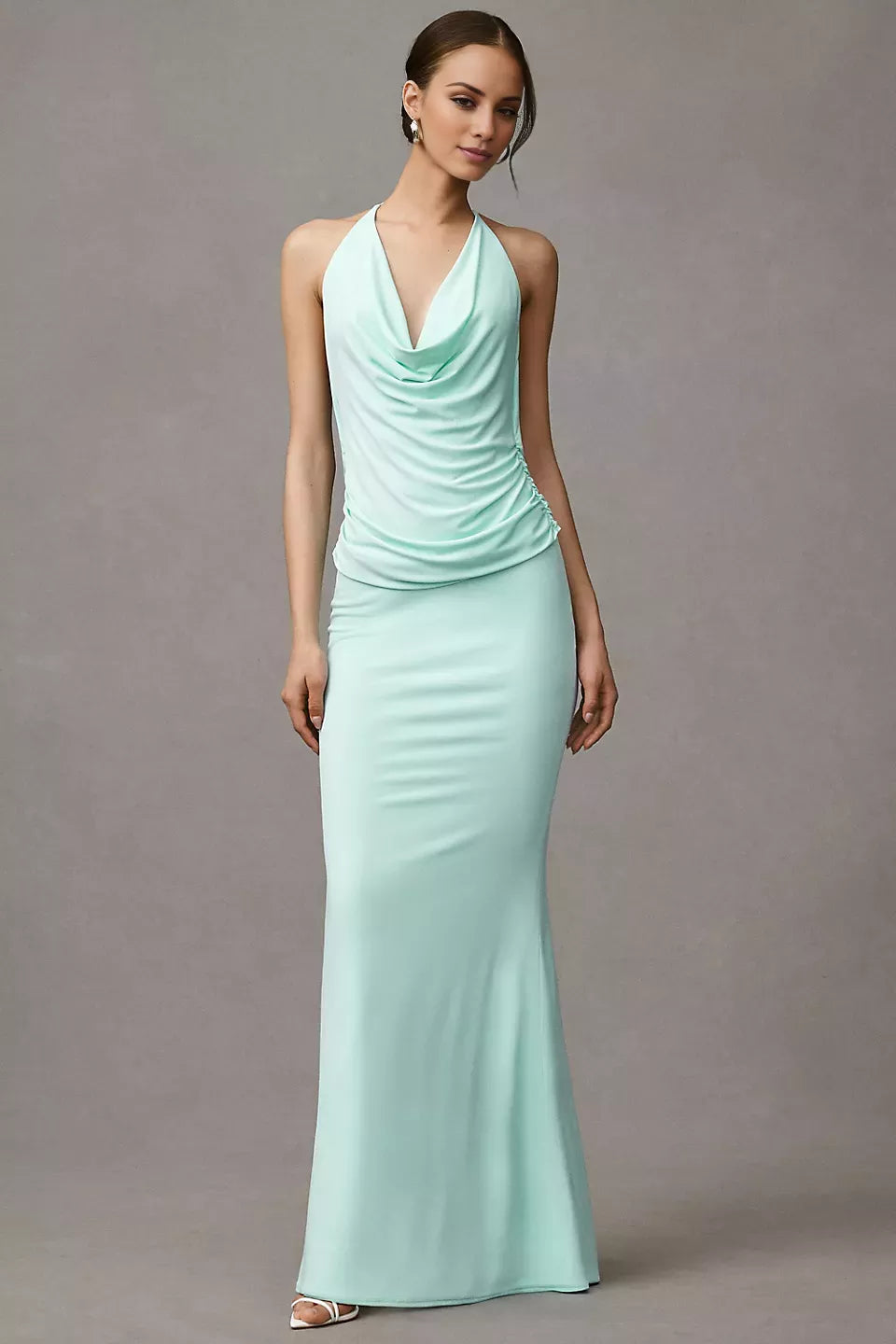 Vestido de fiesta largo hasta el suelo, sin mangas, con cuello colgante y tirantes finos en los hombros. 