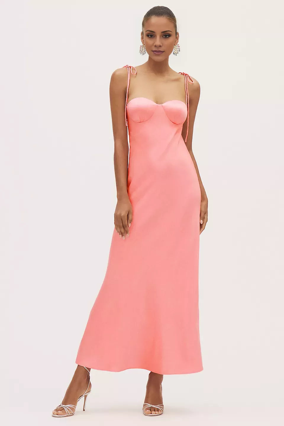 Vestido de fiesta con cuello en forma de corazón, hombros descubiertos, sin mangas, tirantes finos, espalda descubierta y largo hasta el suelo 