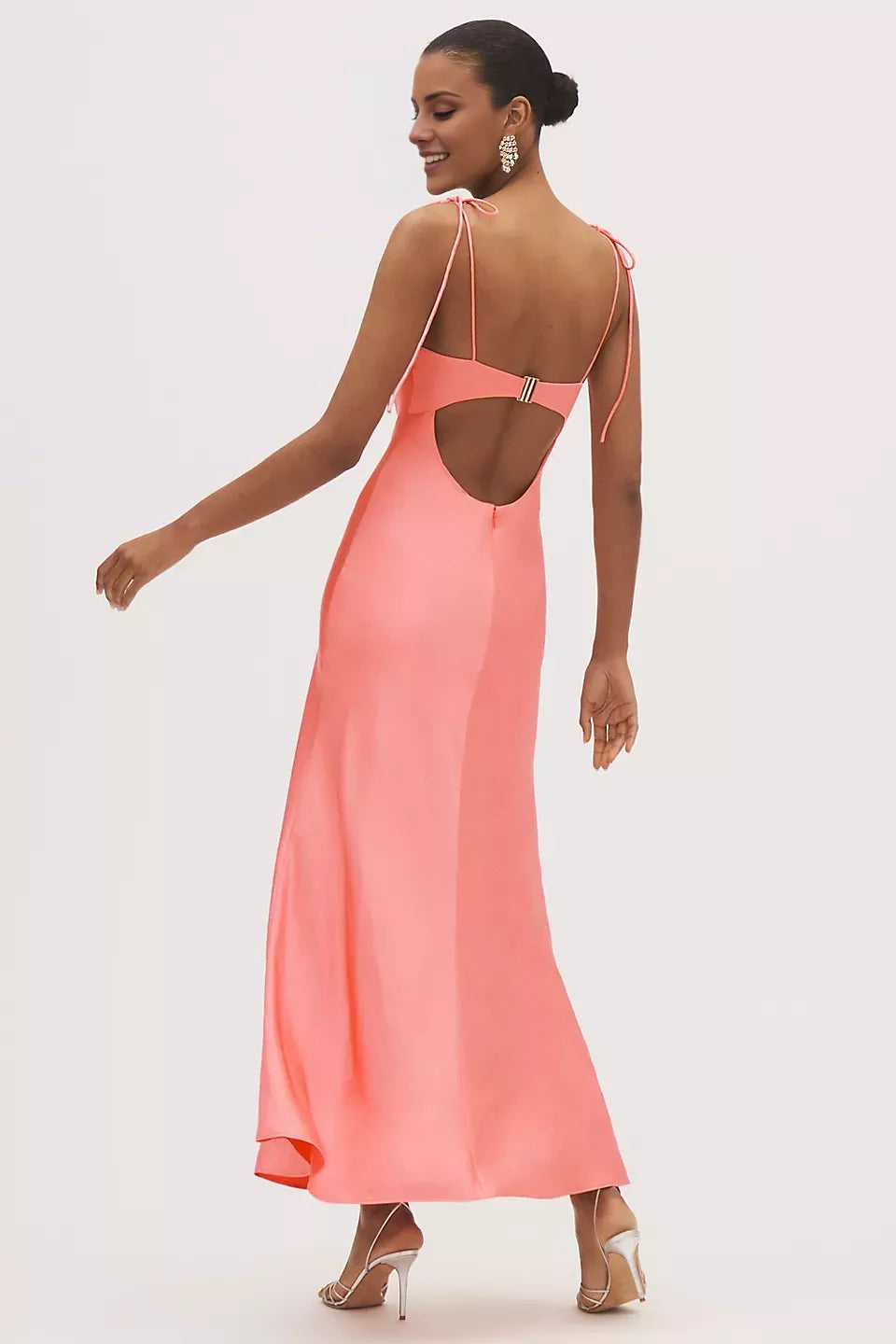 Vestido de fiesta con cuello en forma de corazón, hombros descubiertos, sin mangas, tirantes finos, espalda descubierta y largo hasta el suelo 