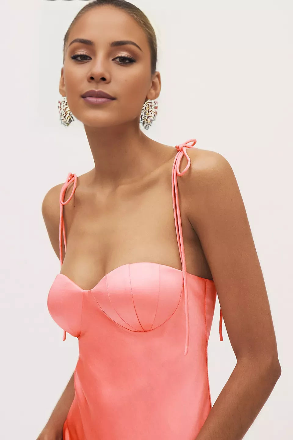 Vestido de fiesta con cuello en forma de corazón, hombros descubiertos, sin mangas, tirantes finos, espalda descubierta y largo hasta el suelo 