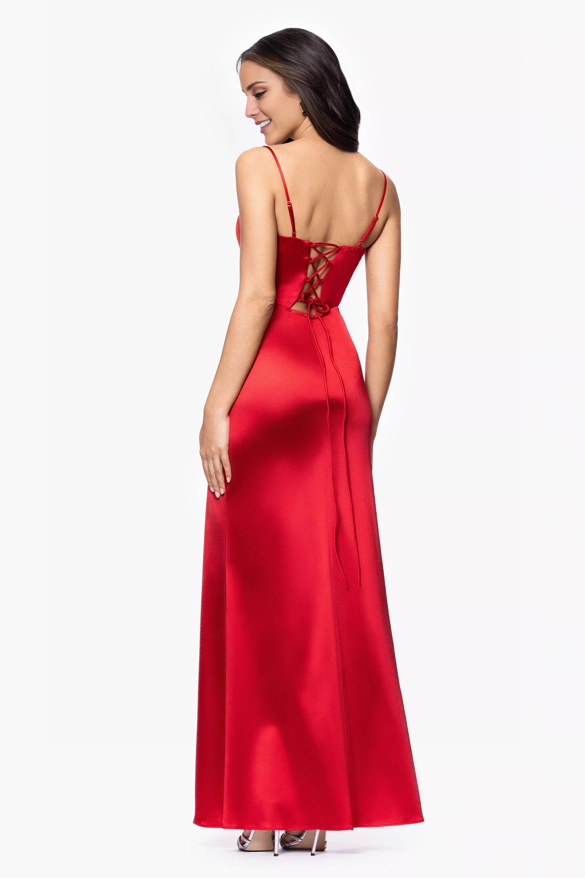 Vestido de fiesta sin mangas con escote en forma de corazón, tirantes finos, abertura lateral y largo hasta el suelo 
